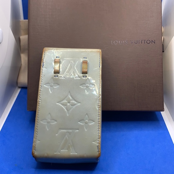 LOUIS VUITTON
Monogram Vernis “Greene” Lavender Cell Phone Holder - Picture 3 of 11